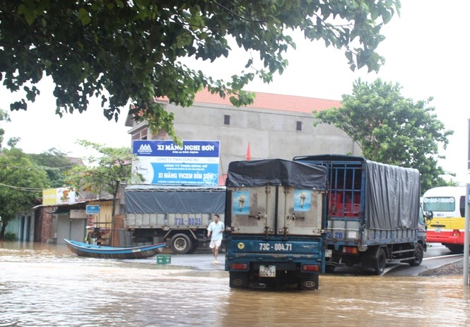 Mưa lũ miền Trung, nhà ngập tận nóc - ảnh 3