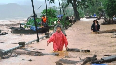 Mối nguy rình rập trẻ mùa mưa lũ cha mẹ cần biết - ảnh 1
