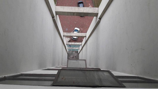 Hà Nội: Rơi từ tầng 11 nhà chung cư, bé trai 8 tuổi tử vong - ảnh 2