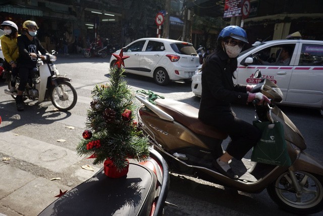 Sắc màu Noel tràn ngập đường phố Hà Nội - ảnh 10