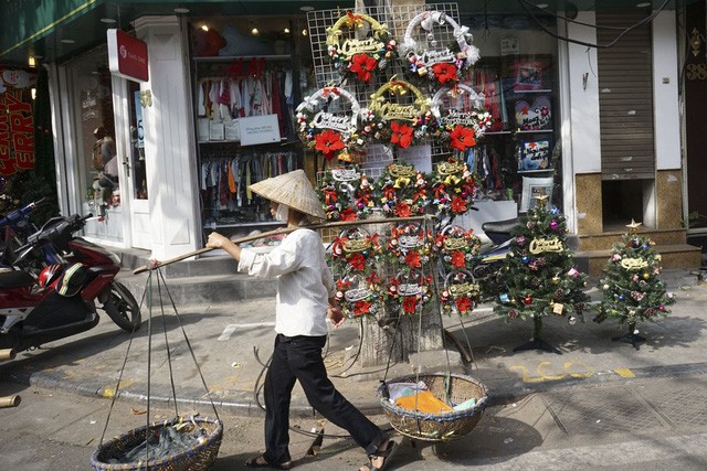 Sắc màu Noel tràn ngập đường phố Hà Nội - ảnh 12