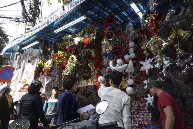 Sắc màu Noel tràn ngập đường phố Hà Nội - ảnh 13