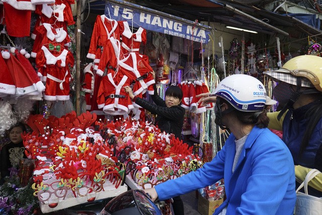 Sắc màu Noel tràn ngập đường phố Hà Nội - ảnh 14