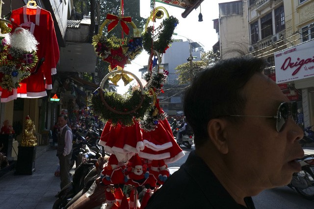 Sắc màu Noel tràn ngập đường phố Hà Nội - ảnh 15