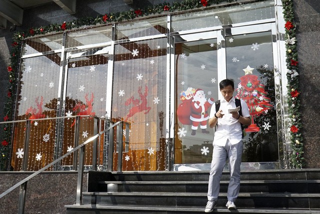 Sắc màu Noel tràn ngập đường phố Hà Nội - ảnh 1