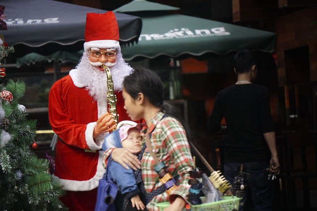 Sắc màu Noel tràn ngập đường phố Hà Nội - ảnh 2