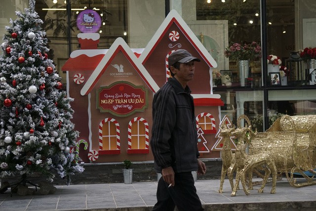 Sắc màu Noel tràn ngập đường phố Hà Nội - ảnh 4