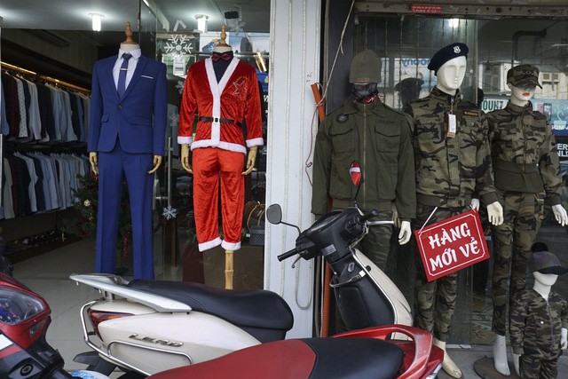 Sắc màu Noel tràn ngập đường phố Hà Nội - ảnh 7