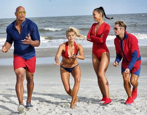 Phim của Dwayne Johnson lộ dàn mỹ nhân bốc lửa - ảnh 9