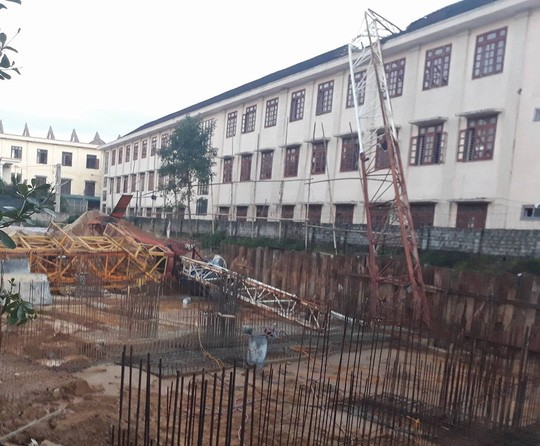 Đình chỉ xây dựng 17 công trình treo cẩu tháp trên đầu dân - ảnh 1