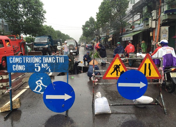 'Hố tử thần' sâu 2m bất ngờ xuất hiện ở Nha Trang - ảnh 2