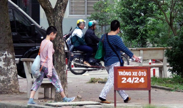 Hà Nội: Mẹ nhiều năm nhốt con gái 11 tuổi, không cho đi học - ảnh 1