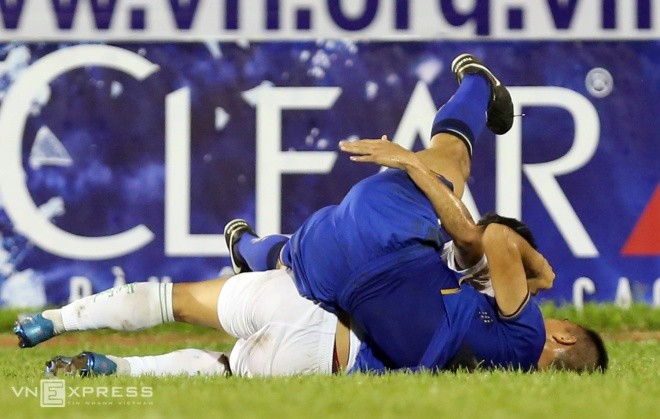 Công Phượng, Văn Toàn bị cầu thủ U21 Thái Lan bóp cổ - ảnh 2