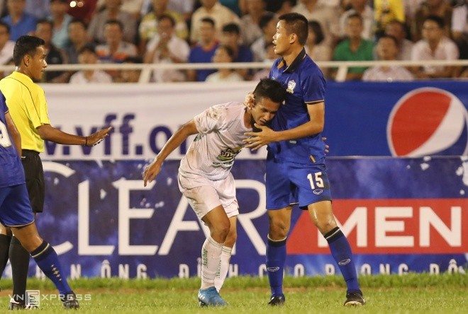 Công Phượng, Văn Toàn bị cầu thủ U21 Thái Lan bóp cổ - ảnh 3