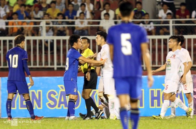 Công Phượng, Văn Toàn bị cầu thủ U21 Thái Lan bóp cổ - ảnh 4