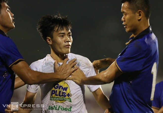 Công Phượng, Văn Toàn bị cầu thủ U21 Thái Lan bóp cổ - ảnh 8