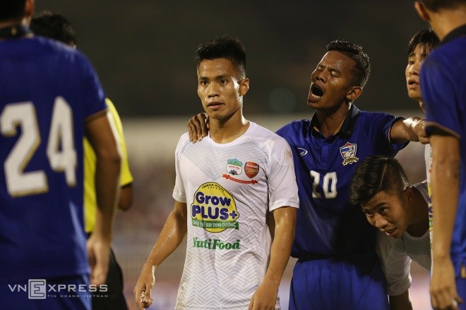 Công Phượng, Văn Toàn bị cầu thủ U21 Thái Lan bóp cổ - ảnh 9