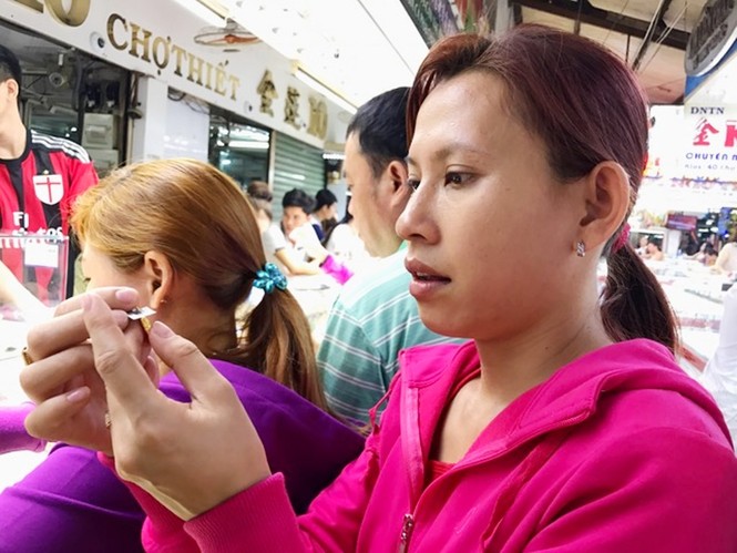 Người dân TPHCM đổ xô mua vàng vào... buổi trưa - ảnh 5