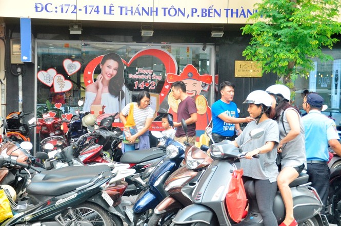 Người dân TPHCM đổ xô mua vàng vào... buổi trưa - ảnh 7