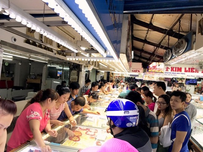 Người dân TPHCM đổ xô mua vàng vào... buổi trưa - ảnh 1