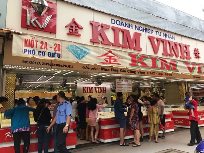 Người dân TPHCM đổ xô mua vàng vào... buổi trưa - ảnh 3
