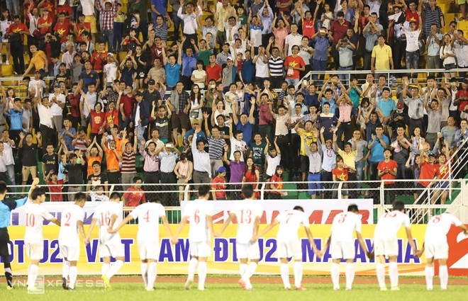 Công Phượng tặng băng đội trưởng cho fan cuồng - ảnh 7