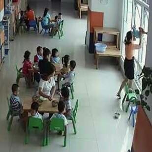 Hiệu trưởng dọa ném trẻ qua cửa sổ để ép ăn - ảnh 1