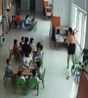 Hiệu trưởng dọa ném trẻ qua cửa sổ để ép ăn - ảnh 2