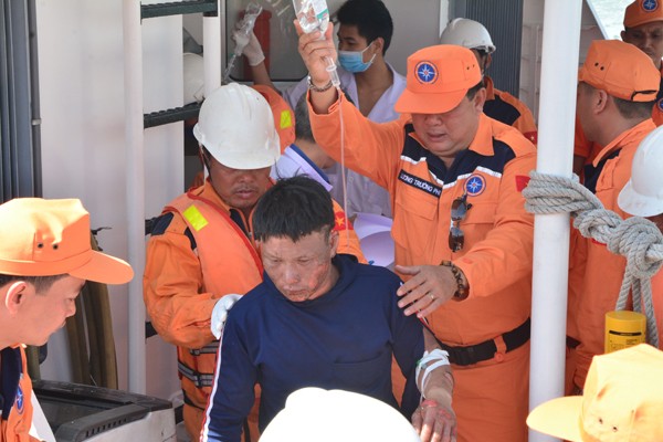 Tàu cá bị nổ bình gas trên biển Vũng Tàu, 6 người trọng thương - ảnh 1