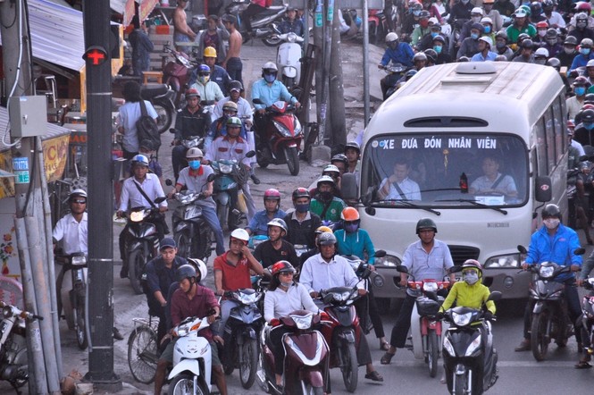 Cửa ngõ Sài Gòn ùn tắc nghiêm trọng vì thi công hầm chui - ảnh 8