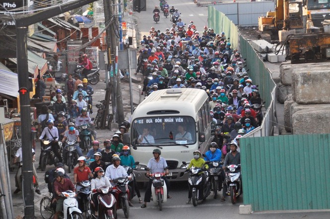 Cửa ngõ Sài Gòn ùn tắc nghiêm trọng vì thi công hầm chui - ảnh 9