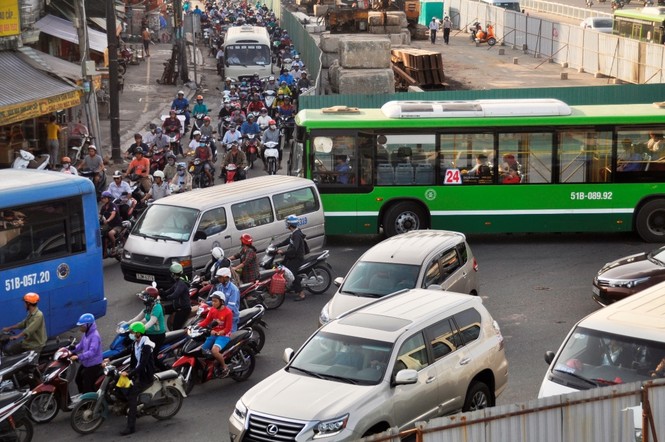 Cửa ngõ Sài Gòn ùn tắc nghiêm trọng vì thi công hầm chui - ảnh 11