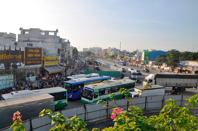 Cửa ngõ Sài Gòn ùn tắc nghiêm trọng vì thi công hầm chui - ảnh 2