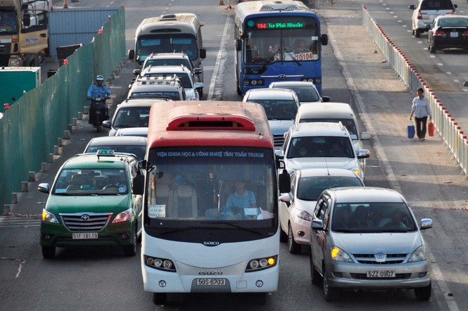 Cửa ngõ Sài Gòn ùn tắc nghiêm trọng vì thi công hầm chui - ảnh 3