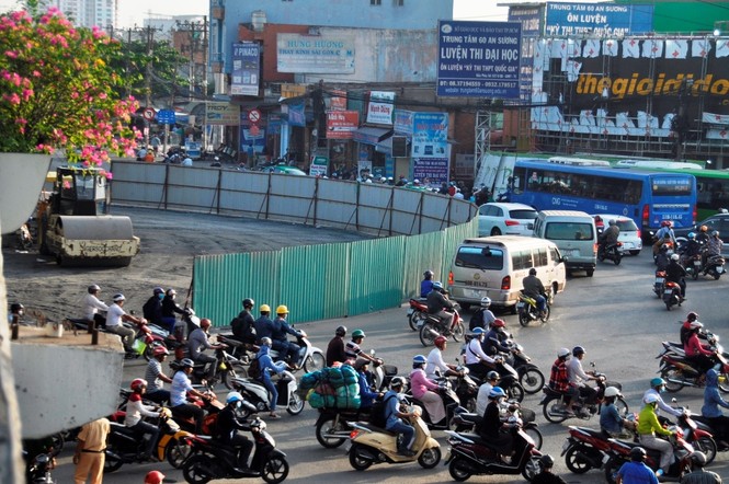 Cửa ngõ Sài Gòn ùn tắc nghiêm trọng vì thi công hầm chui - ảnh 4