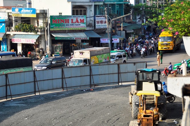 Cửa ngõ Sài Gòn ùn tắc nghiêm trọng vì thi công hầm chui - ảnh 5