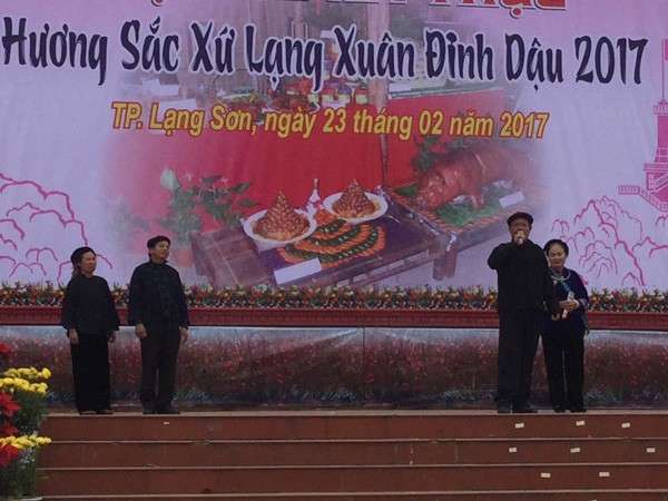 Bày hàng trăm lợn quay khoản đãi du khách - ảnh 3