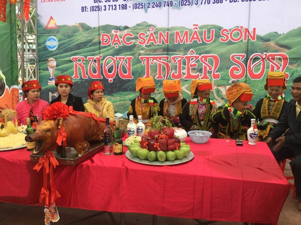 Bày hàng trăm lợn quay khoản đãi du khách - ảnh 1
