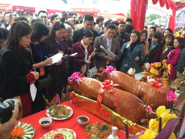 Bày hàng trăm lợn quay khoản đãi du khách - ảnh 2