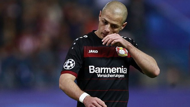 Thua cá độ, Chicharito ra sân với đầu trọc lốc - ảnh 1