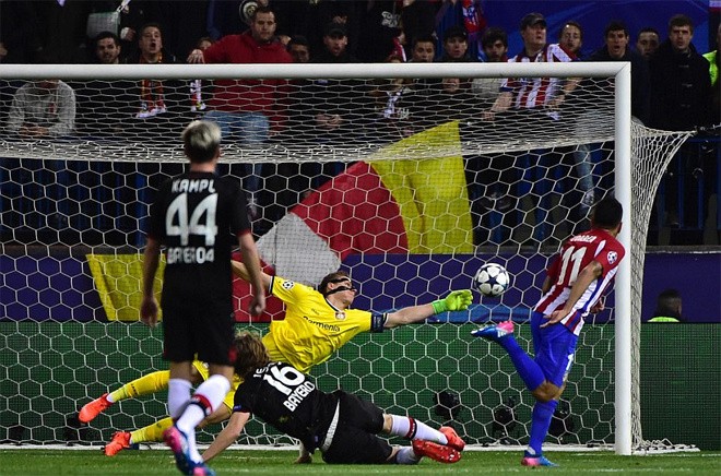 Thua cá độ, Chicharito ra sân với đầu trọc lốc - ảnh 4