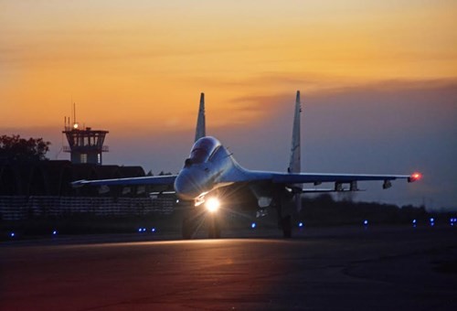 Cận cảnh 'hổ mang chúa' Su-30MK2 phóng rốc rét, huỷ diệt mục tiêu - ảnh 10