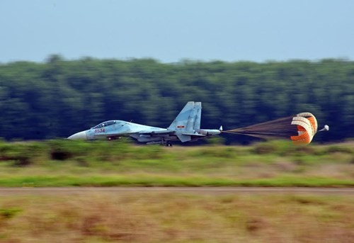 Cận cảnh 'hổ mang chúa' Su-30MK2 phóng rốc rét, huỷ diệt mục tiêu - ảnh 19