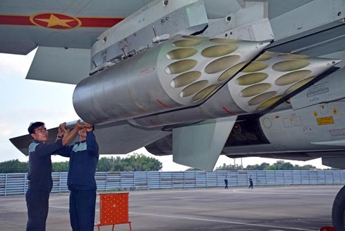 Cận cảnh 'hổ mang chúa' Su-30MK2 phóng rốc rét, huỷ diệt mục tiêu - ảnh 4