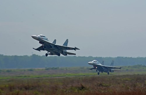 Cận cảnh 'hổ mang chúa' Su-30MK2 phóng rốc rét, huỷ diệt mục tiêu - ảnh 9