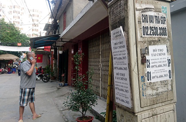 Dán bậy tờ giấy lên tường, phạt ngay 10 triệu đồng - ảnh 2