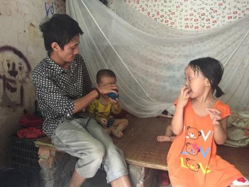 Ông bố địu con nhặt rác ở Hà Nội từng bị dân mạng “bóc phốt” giờ ra sao? - ảnh 2