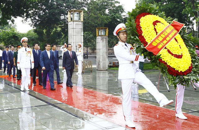 Lãnh đạo Đảng, Nhà nước vào Lăng viếng Chủ tịch Hồ Chí Minh - ảnh 2