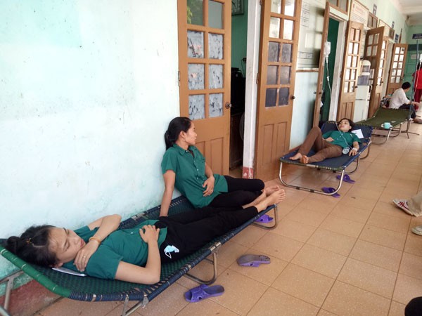 Hơn 60 công nhân ngộ độc sau bữa ăn trưa - ảnh 1