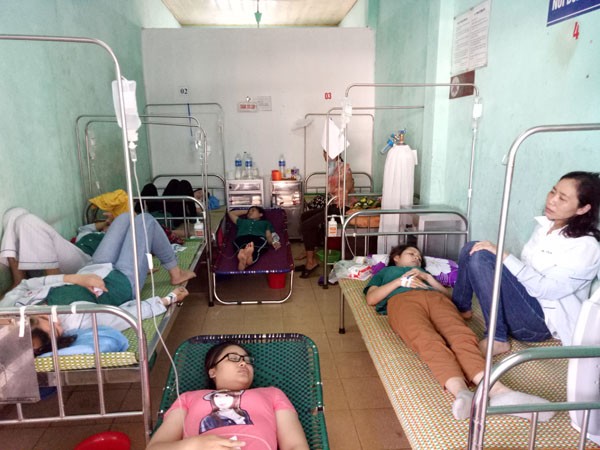 Hơn 60 công nhân ngộ độc sau bữa ăn trưa - ảnh 2